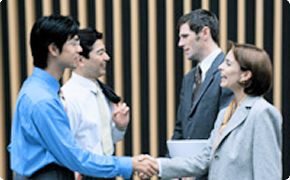 握手を交わす人々