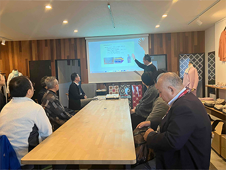 工場視察の様子①角野晒染株式会社