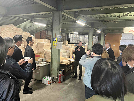 工場視察の様子①角野晒染株式会社