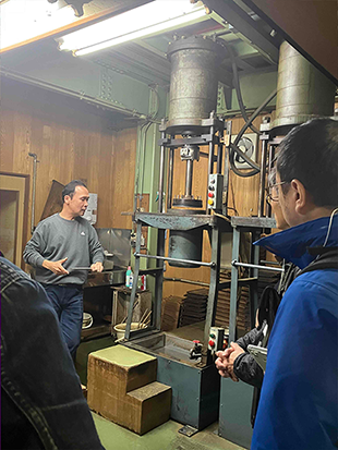 工場視察の様子②薫明堂